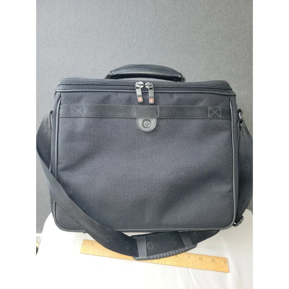 Wenger WA7482-02 15 in Padded Black Polyester/Vinyl Laptop Messenger Bag